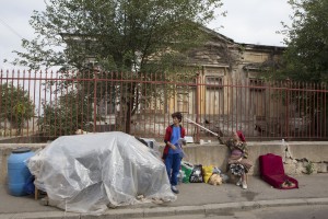 Strigăte de ajutor: Trei gălăţeni îşi duc traiul sub cerul liber, în ploaie şi vânt