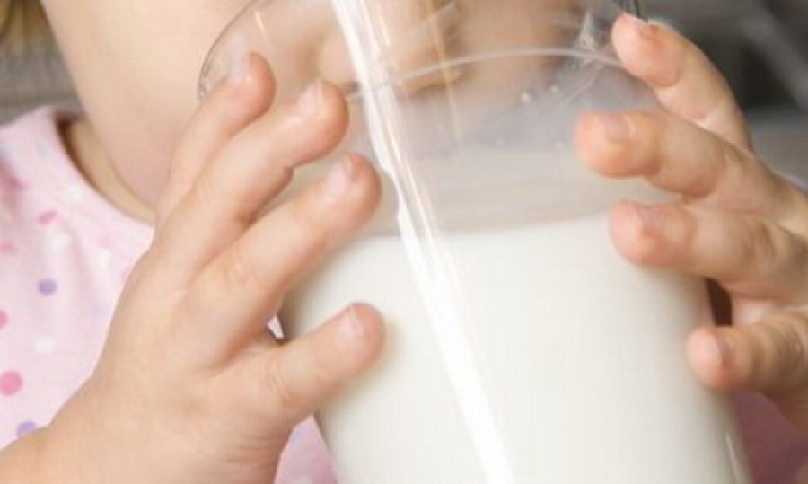 PERICOL pentru sănătate! Lapte cu ANTIBIOTICE, găsit la VÂNZARE/ Autorităţile au dispus CONTROALE în toată ţara