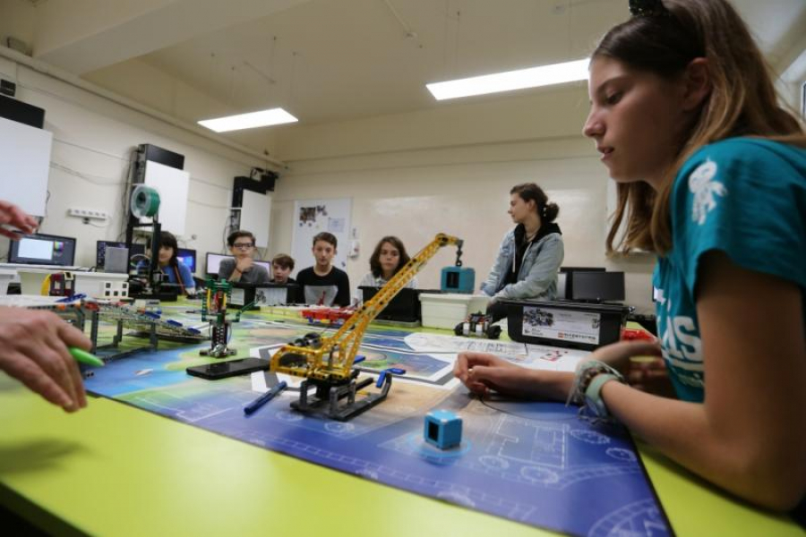 Elevii de la Colegiul „Elena Doamna” au club de robotică