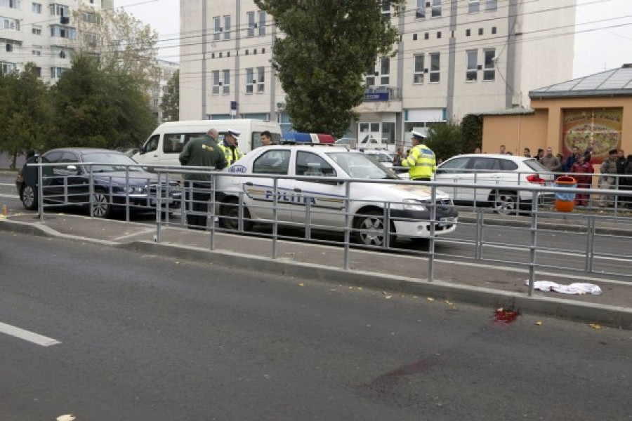 Atenţie cum traversaţi pe Oţelarilor! Un pieton a fost secerat între liniile de tramvai