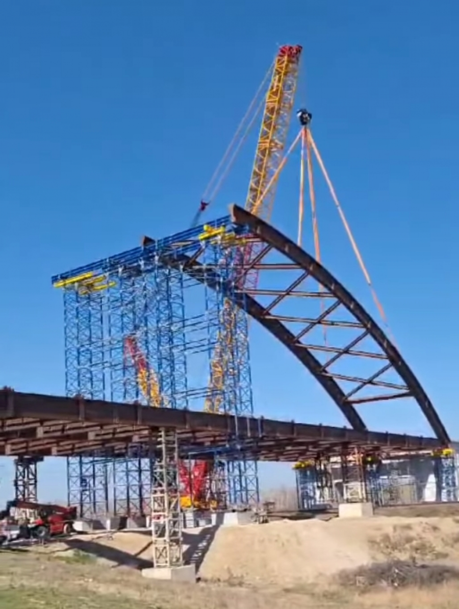 Pe Drumul Expres Galaţi - Brăila se lucrează la pasajul peste calea ferată