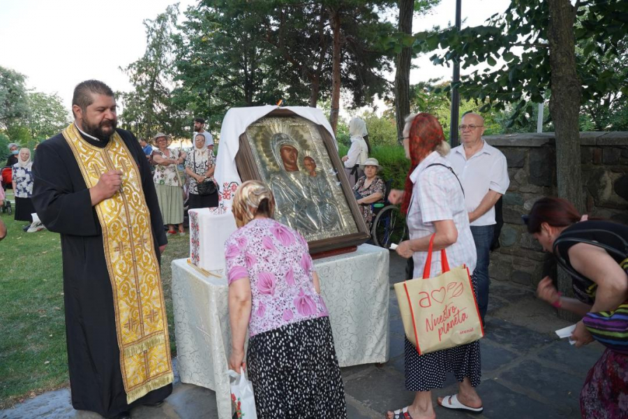 Icoana Maicii Domnului de la Mănăstirea Adam, în procesiune la Galaţi (FOTO)