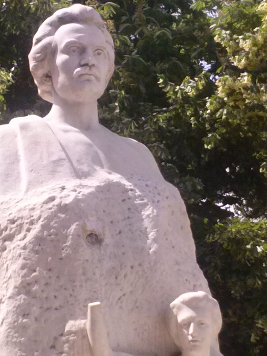 Campanie VL "Monumentele Galaţiului": Statuia lui Eminescu, vandalizată în fiecare an