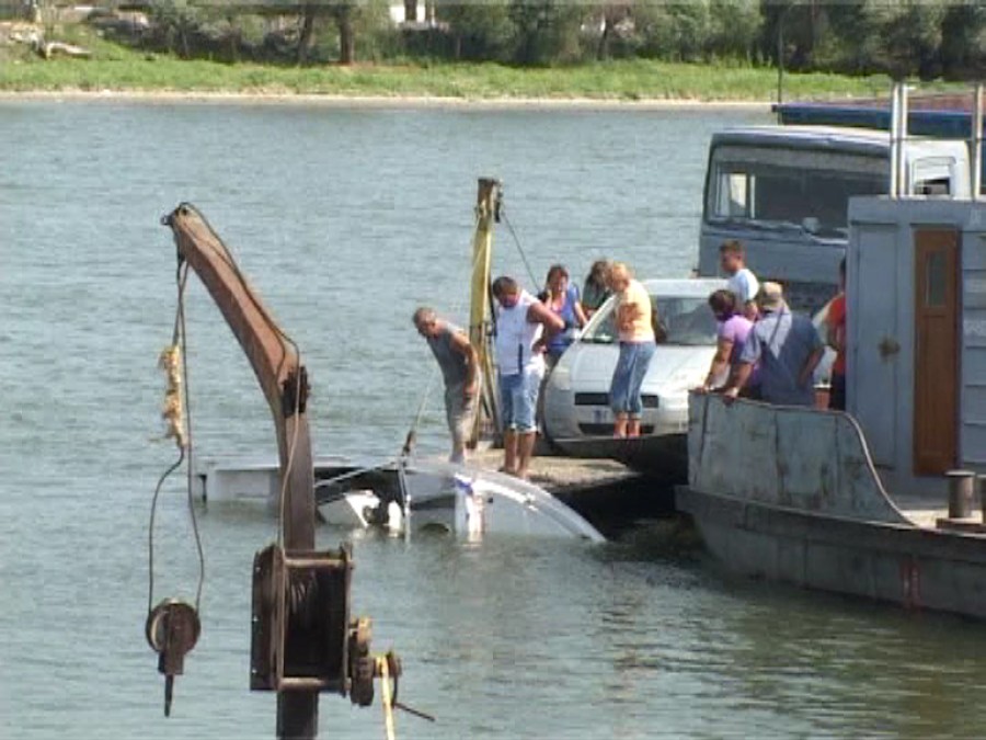 Gălăţeni răniţi într-un accident pe braţul Sf. Gheorghe - GALERIE FOTO