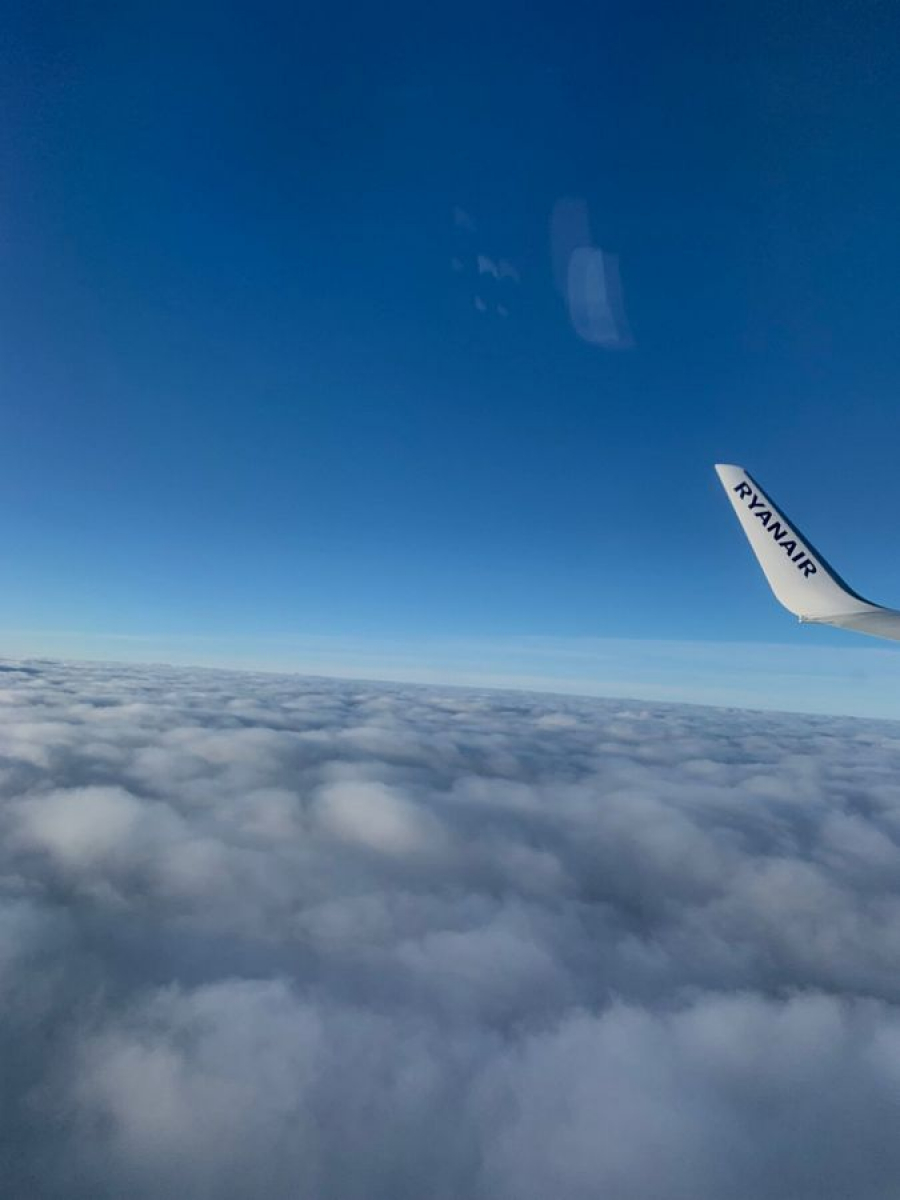 Român prins fumând în toaleta avionului