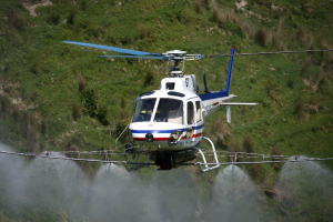 Începe dezinsecţia din elicopter