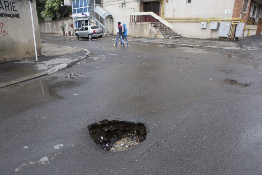 Galaţiul SURPĂRILOR/ GĂURI în carosabil ca ciupercile după ploaie