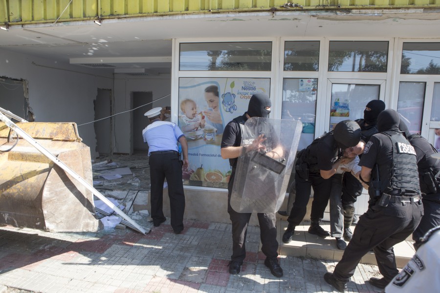 Mascaţii au intervenit în forţă la demolarea unui magazin din zona stadionului Oţelul 