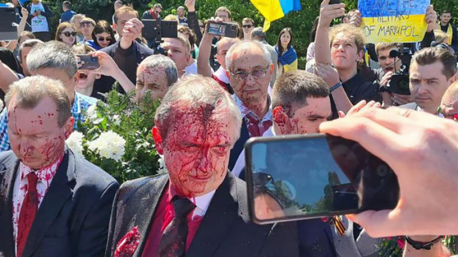 Ambasadorul rus la Varșovia, stropit cu vopsea roșie