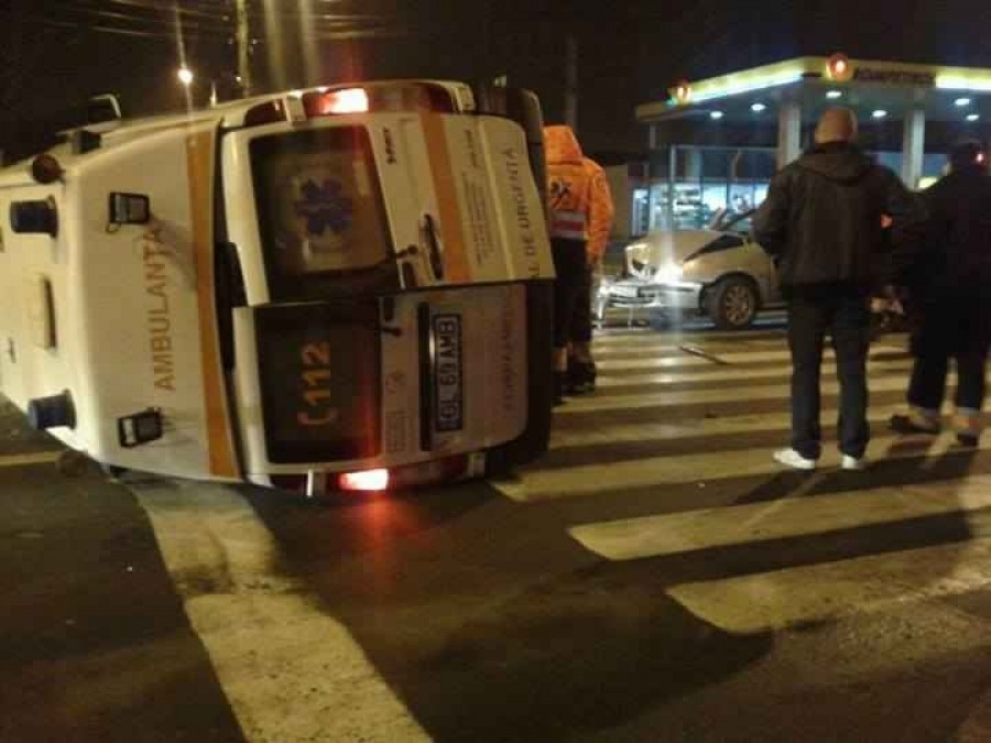 Trei dintr-o lovitură / Ambulanţă răsturnată pe Bulevardul George Coşbuc