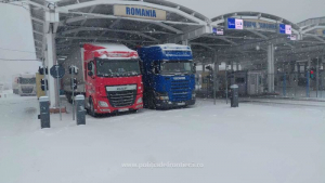 Ninsorile și viscolul blochează accesul camioanelor peste Prut