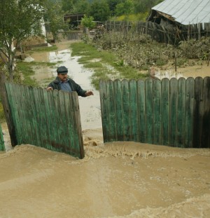 Județul Galați, sub ape/ Vezi ce drumuri sunt blocate și care sunt proporțiile dezastrului în fiecare localitate