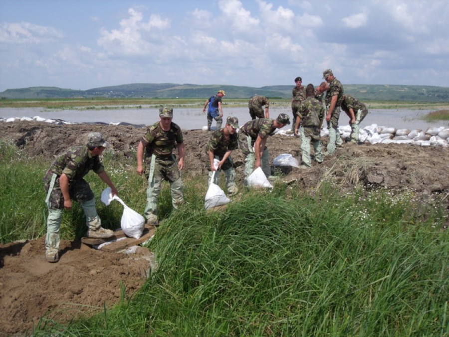 MApN s-a pregătit pentru intervenţii în judeţele aflate sub avertizare meteorologica