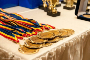 Nouă premii pentru elevii din Iveşti, la un concurs de informatică