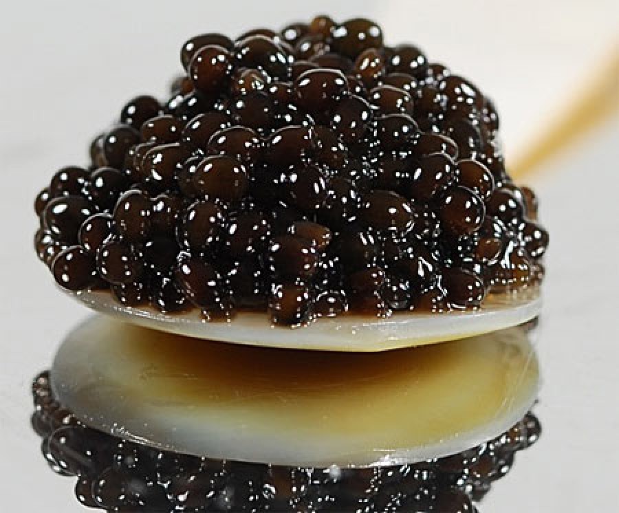 Caviar la borcan de 300 de grame, vândut la colţul blocului