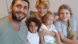 Dana Nălbaru şi Dragoş Bucur au adoptat o fetiţă ce provine dintr-o familie săracă