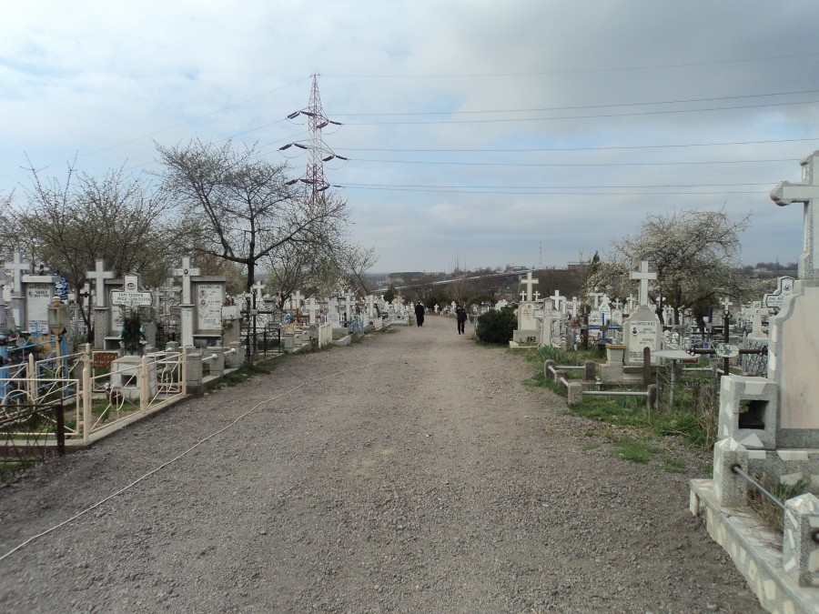 Ţintirimul de la periferia banilor: Cimitirul "Cătuşa", amenajat din "mila Domnului”