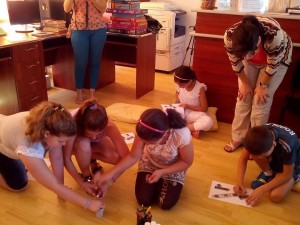 (FOTO) Copiii Fundaţiei &quot;Împreună&quot; învaţă şi în vacanţă, în cadrul unui PROIECT în parteneriat cu &quot;Clubul de vacanţă&quot;