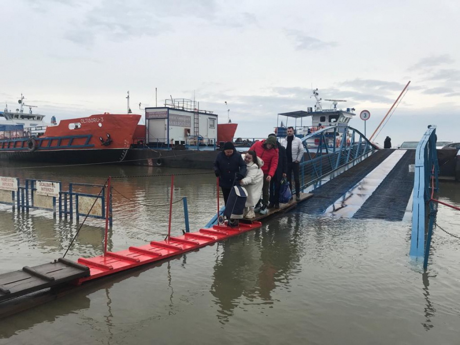 Traversarea Dunării cu bacul pe la Galați, suspendată timp de 5 ore