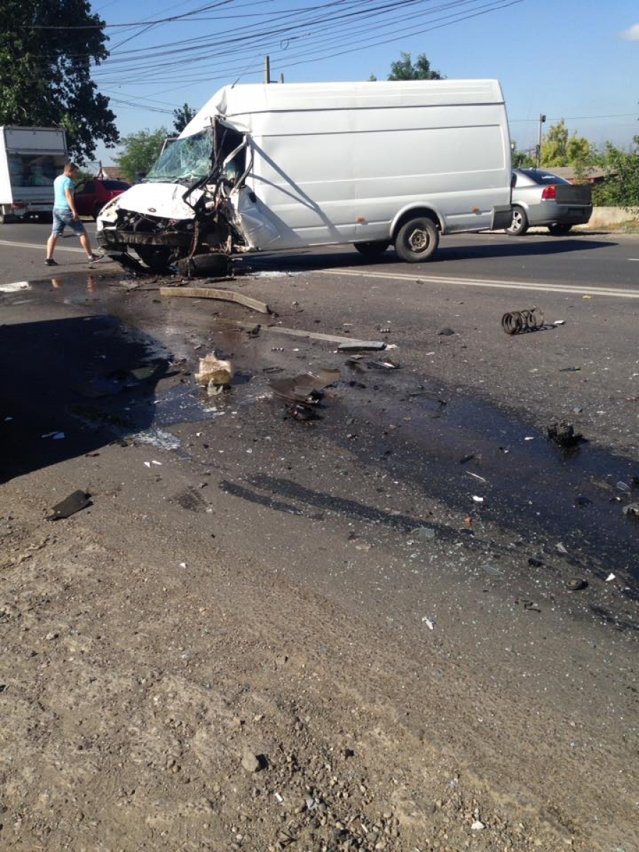 Accident grav pe Drumul de Centură. Doi şoferi au fost răniţi