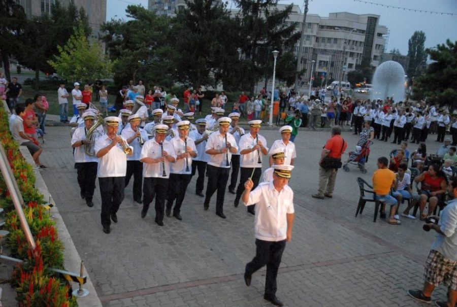 Distracţie estivală la Galaţi. August, LUNA FESTIVALURILOR