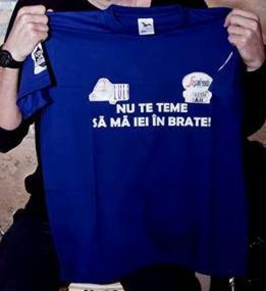 CUMPĂRĂ UN TRICOU, în cadrul campaniei pentru copiii bolnavi de AUTISM ”Forţa albastră”