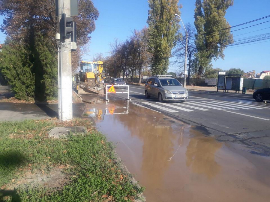 UPDATE: Carosabil inundat în zona Liceului CFR din cauza ruperii unei conducte de apă