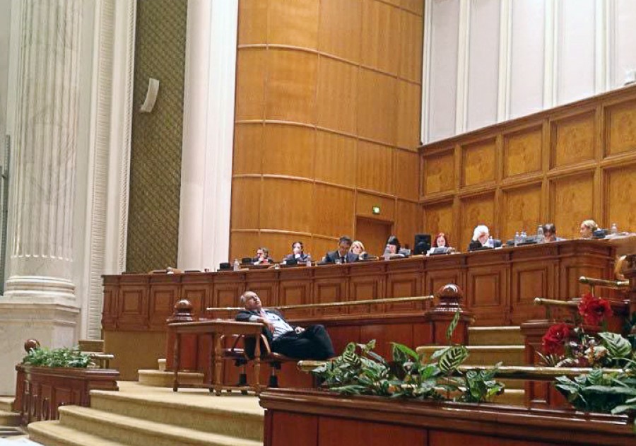 PAMFLET/ Galaţiul sub zăpadă, Toader doarme în Parlament - FOTODOCUMENT, EXCLUSIV