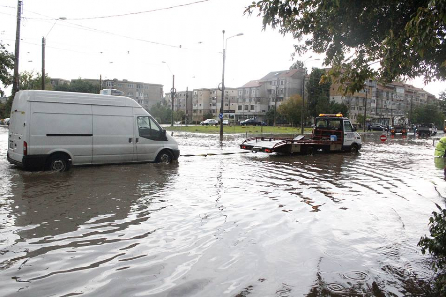 1.800 de oameni fără curent electric după ploile de joi seară. Unde puteți face sesizări (FOTO)