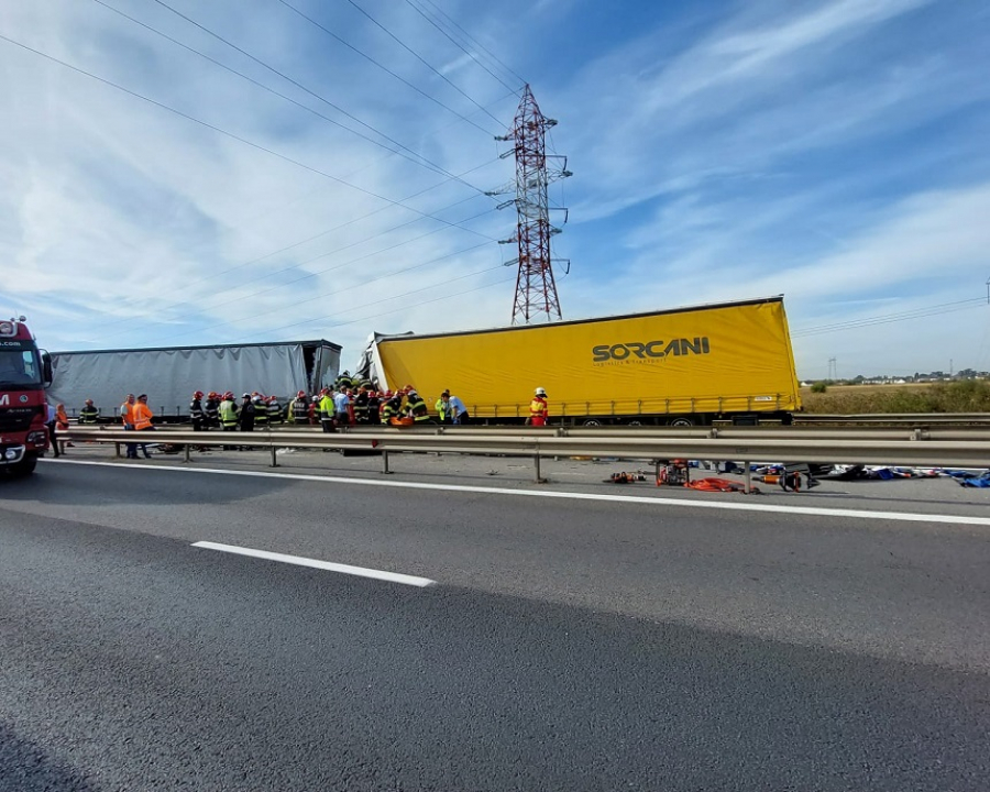 Cinci morți după ce o mașină a fost strivită între două TIR-uri