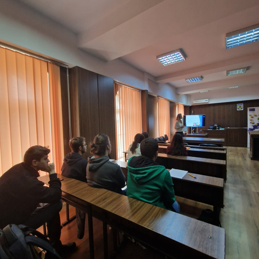 Tinerii gălățeni, informați despre oportunități educaționale europene