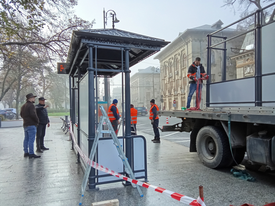 Poza zilei. Cum arată noile refugii pentru călători de pe strada Domnească
