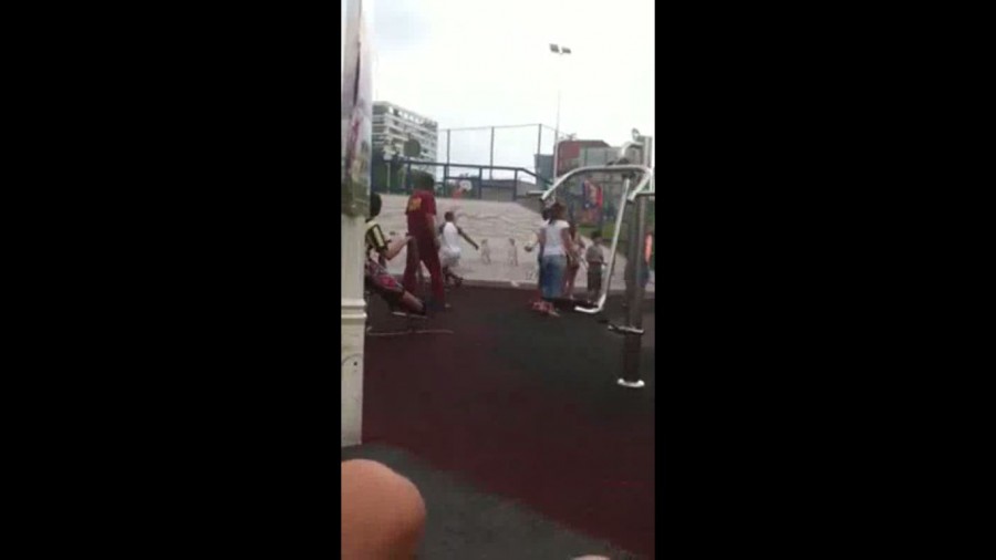 UPDATE/ Cum se distrează un AGENT DE PAZĂ din Parcul Viva. Zona de fitness, transformată în TEREN DE FOTBAL (VIDEO)