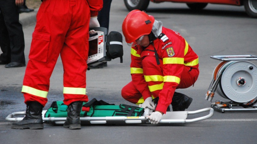 ACCIDENT RUTIER pe un drum judeţean. Patru persoane RĂNITE au ajuns la spital