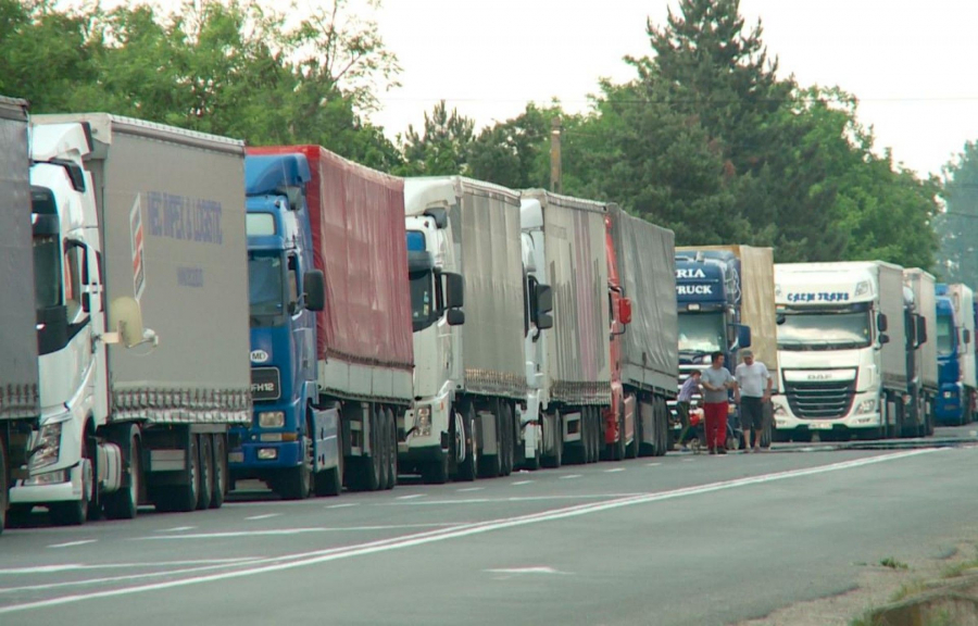 Sute de camioane așteaptă în zona Isaccea