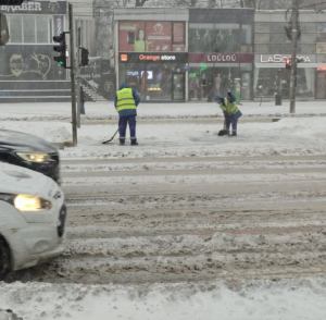 Cum se intervine pentru deszăpezire &icirc;n municipiul Galaţi: cetăţenii, sfătuiţi să folosească transportul public