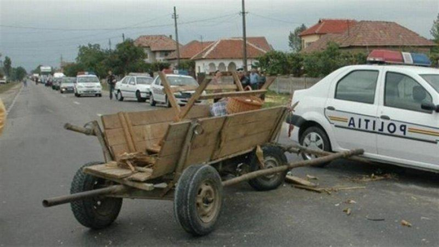 Căruţă spulberată de autobuz