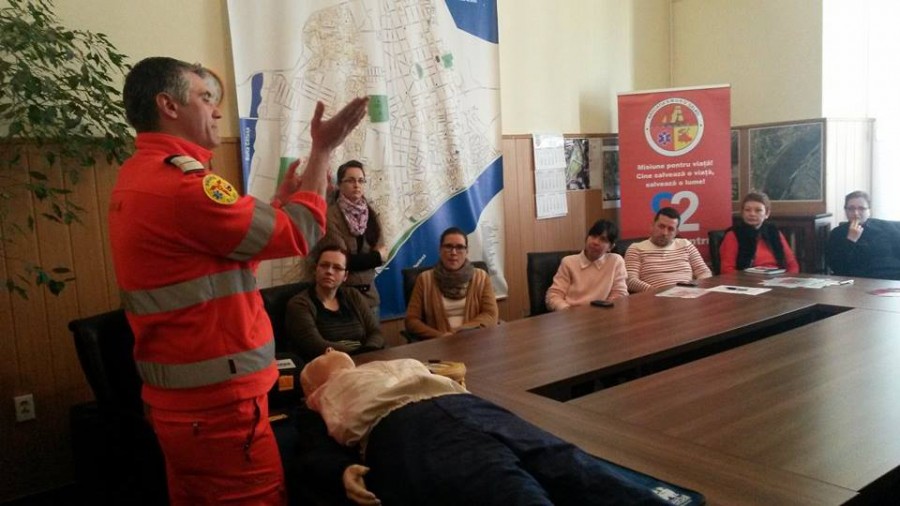 Angajaţii Primăriei, instruiţi - cu ajutorul Asociaţiei SMURD - să folosească defibrilatorul