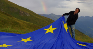 Ştafeta steagului Uniunii Europene. Simbolul Rezistenţei gălăţene colindă lumea (FOTO)