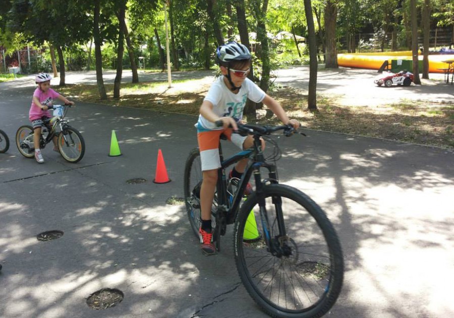 "Juniorii pedalează" - concurs pentru biciclişti organizat de Asociaţia "Bike Works"