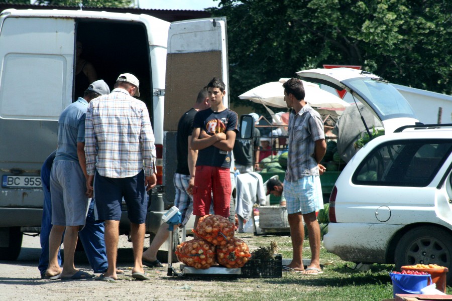 La Cosmeşti piaţa-i scumpă chiar şi pe marginea drumului