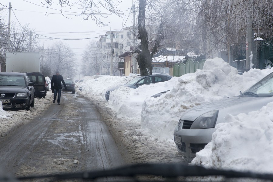 REPORTAJ/ Un star cu poleiala luată. Mazepa, cartierul sufocat de maşini (GALERIE FOTO)