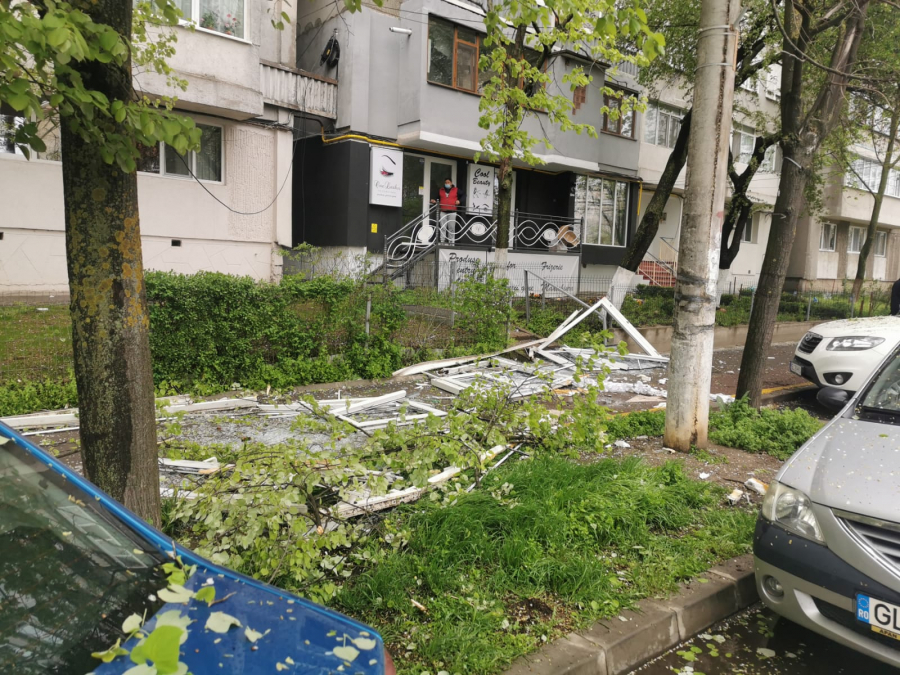 Au scăpat teferi în urma unei explozii care le-a distrus balconul