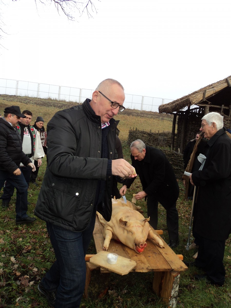 FOTO/ Tradiţia îi aduce pe politicieni laolaltă: Aleşii gălăţeni au dat mâna la o bucată de şoric