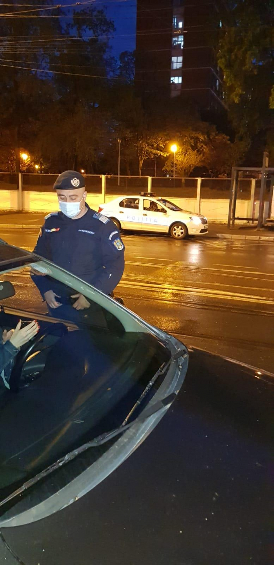 Conducea beat mort şi cu sticla în mână (VIDEO)