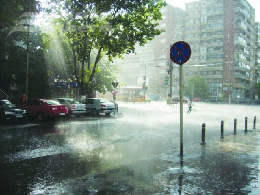 Ploaia trece strada