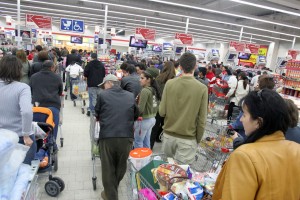 În supermarketuri, bătălia brandurilor ieftine / Băuturile şi cosmeticele, printre mărfurile livrate de la Galaţi