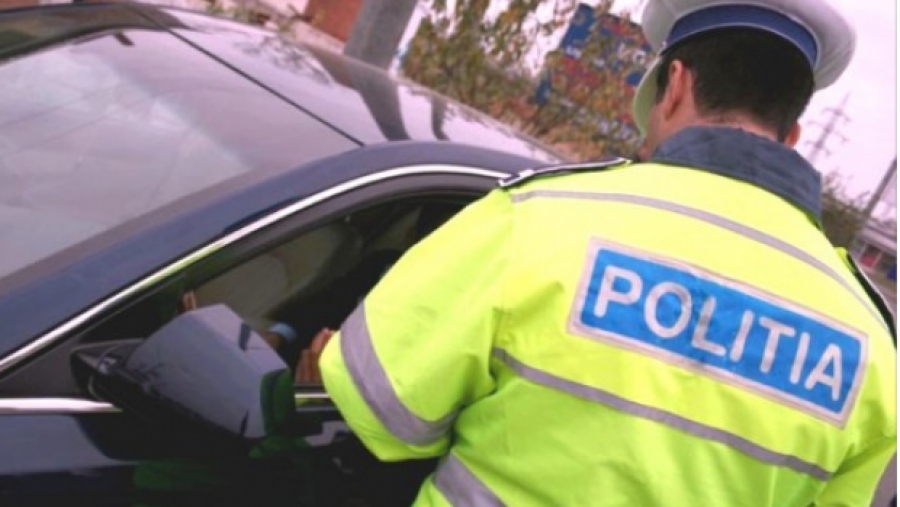 Şoferi FĂRĂ PERMIS, opriţi în trafic de poliţişti