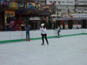 Distracţie pe gheaţă la Sala Sporturilor: S-a deschis patinoarul în aer liber