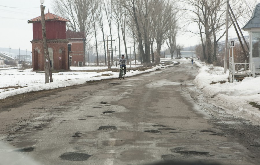 Circulaţia rutieră în judeţul Galaţi: Craterele de pe DN26, atentat la viaţa şoferilor (GALERIE FOTO)